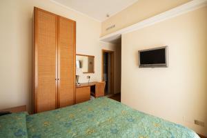 TV a/nebo společenská místnost v ubytování Hotel Scogliera