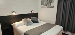 Llit o llits en una habitació de Brit Hotel Essentiel Albi Parc des Expos