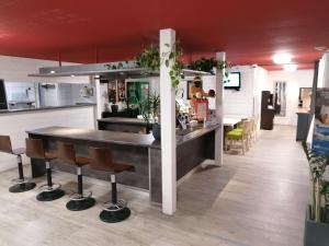 Saló o bar de Brit Hotel Essentiel Albi Parc des Expos