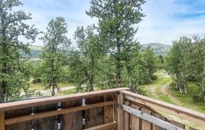 Venabygdにある3 Bedroom Nice Home In Venabygdの木々と道路が見える木製の柵