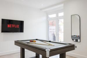 Gallery image of Sleek Retreat Modern Home with Games Room and Home Cinema Lounge-Sleeps 8 in Bolton