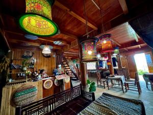 restauracja z barem z kolorowymi żyrandolami w obiekcie Surelee Homestay w mieście Sa Pa