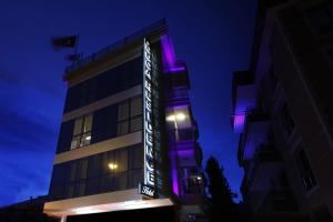 Budova, kde se hotel nachází + 3 fotografie
