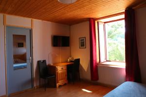 TV a/nebo společenská místnost v ubytování Relais des Salines
