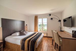 Postel nebo postele na pokoji v ubytování Brit Hotel Confort - La Tour Blanche
