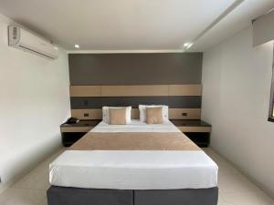 En eller flere senger på et rom på Hotel Plaza Real Ocaña