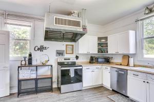 Dapur atau dapur kecil di 5 Mi to Dtwn Jackson Family-Friendly Home!