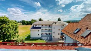 an aerial view of a house with a roof at Skyloft Seeliebe in Markelfingen