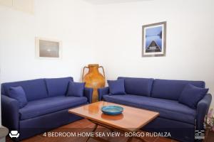 オルビアにあるBorgo Rudalza Villas & Apartmentsのリビングルーム(青いソファ2台、コーヒーテーブル付)