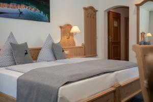 Postel nebo postele na pokoji v ubytování Hotel Gasthof Alter Wirt
