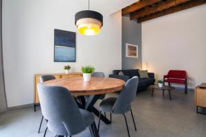 a living room with a wooden table and chairs at Welcomer Apartments Valencia in Valencia
