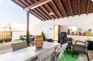 an outdoor patio with a table and chairs at La Corralada de Merón in San Vicente de la Barquera