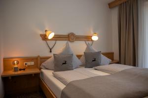 Postel nebo postele na pokoji v ubytování Hotel Gasthof Alter Wirt