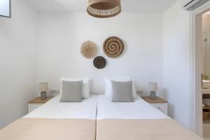 Postel nebo postele na pokoji v ubytování Villa Fryni, private pool & seaview by Naxos Dunes