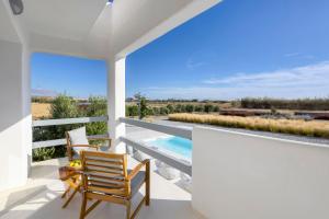 Bazén v ubytování Villa Fryni, private pool & seaview by Naxos Dunes nebo v jeho okolí