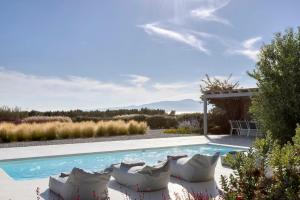 Bazén v ubytování Villa Fryni, private pool & seaview by Naxos Dunes nebo v jeho okolí