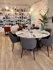 a dining room with a table and chairs at Hotel Garibaldi in Vercelli