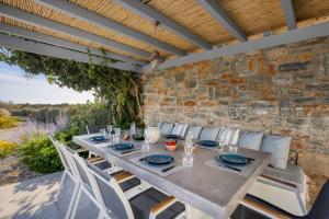Posezení v ubytování Villa Fryni, private pool & seaview by Naxos Dunes