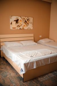 Ένα ή περισσότερα κρεβάτια σε δωμάτιο στο Halluni Apartment