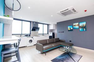 a living room with a couch and a kitchen at Bankable Roomzzz in Accra