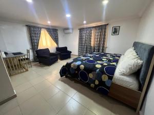 A bed or beds in a room at Kings place
