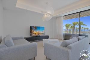 Гостиная зона в ViVi Homes - Aura Pool, Sauna, Spa, Gym & Sea View
