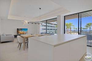 Телевизор и/или развлекательный центр в ViVi Homes - Aura Pool, Sauna, Spa, Gym & Sea View