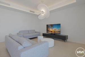 Телевизор и/или развлекательный центр в ViVi Homes - Aura Pool, Sauna, Spa, Gym & Sea View