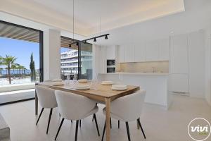 Кухня или мини-кухня в ViVi Homes - Aura Pool, Sauna, Spa, Gym & Sea View
