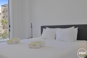 Кровать или кровати в номере ViVi Homes - Aura Pool, Sauna, Spa, Gym & Sea View