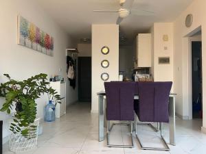 Dapur atau dapur kecil di Seaview, 1 bedroom apt with a pool