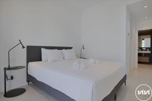 Кровать или кровати в номере ViVi Homes - Aura Pool, Sauna, Spa, Gym & Sea View