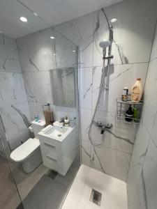 Bilik mandi di Seaview, 1 bedroom apt with a pool