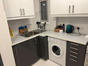 Dapur atau dapur kecil di Seaview, 1 bedroom apt with a pool