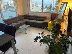 Ruang duduk di Seaview, 1 bedroom apt with a pool
