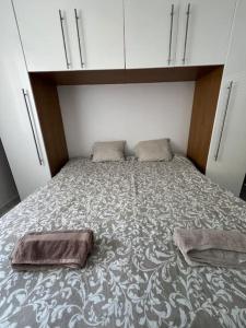 Postel nebo postele na pokoji v ubytování Seaview, 1 bedroom apt with a pool + 19 fotografií