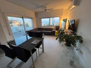 Posezení v ubytování Seaview, 1 bedroom apt with a pool