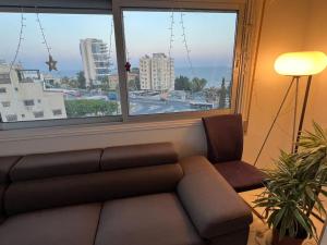 Ruang duduk di Seaview, 1 bedroom apt with a pool