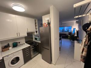 Dapur atau dapur kecil di Seaview, 1 bedroom apt with a pool