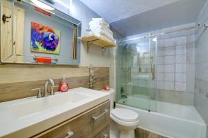 Ένα μπάνιο στο Fort Worth Home with Patio 5 Mi to Dtwn! +18 φωτογραφίες