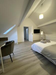 Un dormitorio con una cama y una silla dentro. en Maison 100m2 uniquement famille, couple & professionnel, en Villeparisis