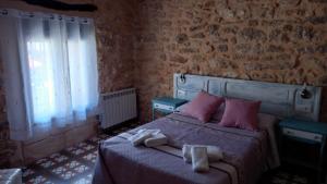 una camera da letto con un letto con due asciugamani sopra di Casa rural Santa Catalina a Vara de Rey Altre 28 foto