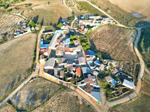 una vista aerea di un villaggio su una collina di Casa rural Santa Catalina a Vara de Rey
