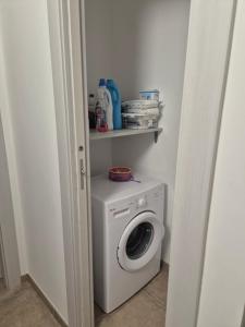 a washing machine and a washer in a room at Appartamento dei nonni di Gio e Cry in Sperlonga