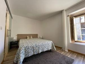 una camera da letto bianca con un letto e una finestra di Quinta do Paço - Casa do Caseiro a Vila Verde Altre 25 foto