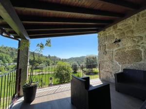 balcone con sedie e vista su un campo di Quinta do Paço - Casa do Caseiro a Vila Verde