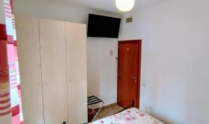 Televízia a/alebo spoločenská miestnosť v ubytovaní B&B Vetralla