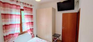 Televízia a/alebo spoločenská miestnosť v ubytovaní B&B Vetralla