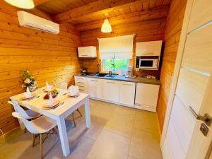 Kuchyň nebo kuchyňský kout v ubytování Biale Domki Paula Rewal - Domki z klimatyzacja, w obiekcie Jacuzzi i darmowe Wifi!