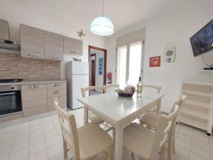 Cucina o angolo cottura di Bellissimo attico a 70 mt dalla spiaggia